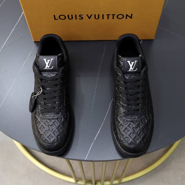 出厂价： 顶级原单 品牌： Louis Vuitton Lv.路易威登 材质： 原工厂牛皮材料 1：1原板大底 舒适内里 款式类型：休闲运动 板鞋 等级：专柜品